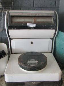 lot 206 image: Toledo Food Scale  MODEL 4515EM very vintage