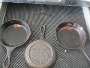 lot 211 image: Cracker Barrel cast iron skillets qty 3