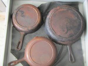 lot 214 image: medium cast iron skillets qty 3