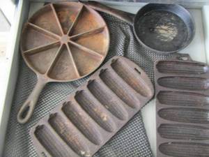 lot 215 image: Cast iron corn bread skillets qty 4