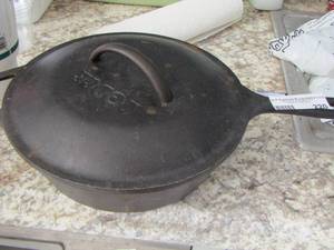 lot 220 image: Lodge cast iron pan with lid