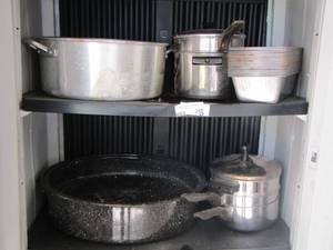 lot 229 image: Black speckled roaster, aluminum pans- juice pitcher and more