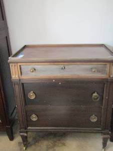 lot 261 image: vintage 3 draw side table on wheels