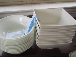 lot 323 image: 10 white Corelle cereal bowls and 8 white ROSCHER PORCELAN square salad bowls