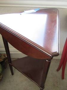 lot 322 image: Side table with 3 foldable sides 25 in tall