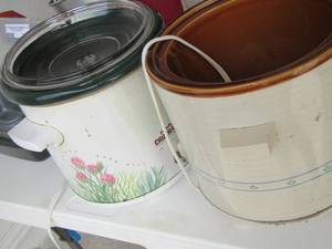 lot 362 image: 2 crock pot 1 missing a knob