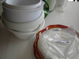 lot 368 image: lot of mixing bowls with lids and various plates