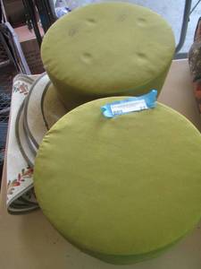 lot 22 image: 2 green padded stools and place mats