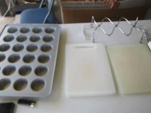 lot 386 image: Muffin pan- oven rack- pizza spatula- cutting boards