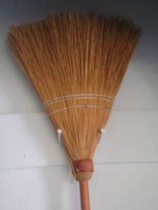 lot 18 image: HANDMADE Amish  broom FAN DESIGN
