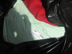 lot 403 image: queen size blanket, bed pillows