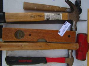 lot 16 image: hammer lot, small wooden level