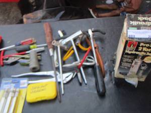 lot 28 image: 2 ton hydraulic jack - misc. toolsclamps