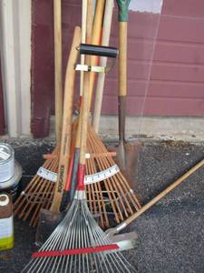 lot 64 image: Garden tools