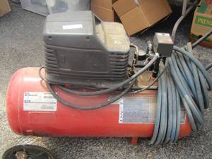 lot 12 image: Single cylinder  oil free 3 HP 15 gallon craftsman air compressor
