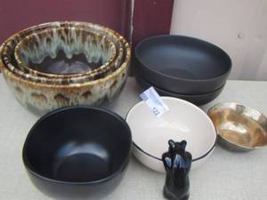 lot 122 image: lot of bowls
