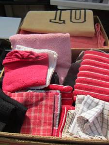 lot 127 image: large lot of towels