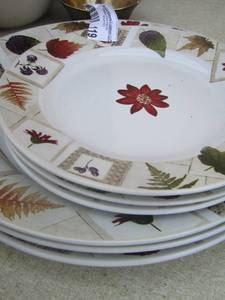lot 119 image: Causal setting by Oneida 3 saucers and 3 dinner plates