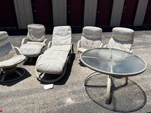 lot 7 image: Off white patio furniture set 4 chairs- 1 lounge chair- table base needs repairs