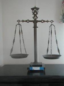 lot 7 image: VINTAGE DOUBLE SIDES SCALE 26X15 COMES WITH WEIGHING BASKETS