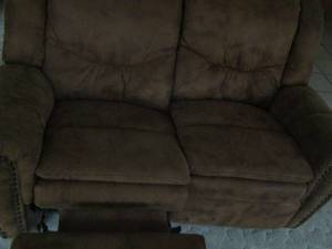 lot 109 image: BROWN LEATHER LOVE SEAT THAT RECLINES NAME UNKNOWN