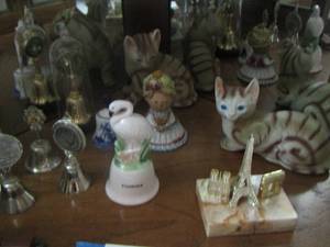 lot 122 image: HOME DCOR, PARIS STATUE,POCELAIN KITTENS BELLS AND MORE