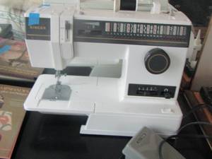 lot 135 image: singer sewing machine model # 4622 T serial # 601502018