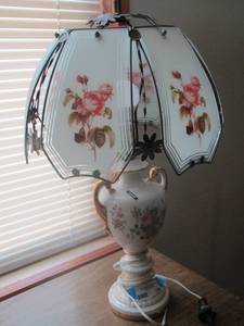 lot 140 image: FLORAL LAMP W FLORAL SHADES...