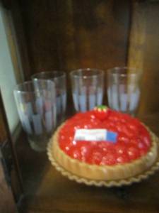 lot 148 image: covered strawberry pie plate, 4 glass drinking cups