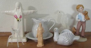 lot 184 image: Seahorses, home dcor, little boy and dog