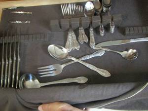 lot 187 image: northland stainless Korea silverware, 39 silverware pieces, 4 serving pieces
