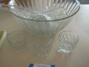 lot 189 image: punch bowl - 8 cups