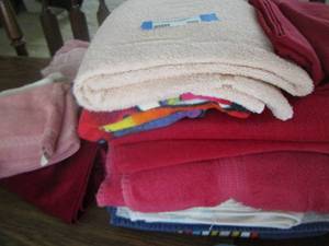 lot 200 image: towel lot of bath towels and face towels