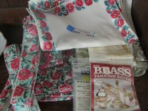 lot 203 image: place mats & floral dcor