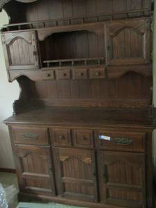lot 25 image: RICHARDSON BROWN FURNITURE COMPANY 2 PIECE China HUTCH MADE IN 1976 HAS PLATE DISPLAY AREA, 1 DRAWER, 2 DOOR TOP, 2 DRAWER 3 DOOR BOTTOM 74X5018, BOTTOM PIECE 33X50X18, TOP PIECE 41X52X14