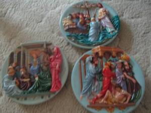 lot 377 image: Jesus hanging wall dcor plates
