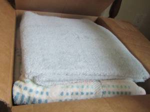 lot 378 image: Medium box of used bath towels