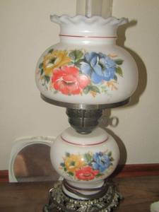 lot 380 image: Vintage Victorian style lamp in great condition