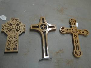 lot 68 image: SCROLL CUT 3D crosses qty 3
