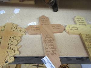 lot 113 image: Wooden crosses with beautiful design all hand made qty3