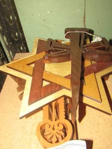 lot 115 image: Various wood art