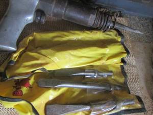 lot 247 image: Air CHIESEL WITH BLADESBITS