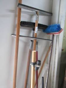 lot 264 image: Brooms and scrappers