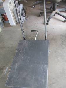 lot 315 image: ROLLING LIFT CART