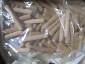 lot 319 image: Wooden DOWELS