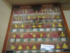 lot 176 image: case full of wood carving tools
