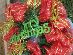 lot 423 image: Christmas dcor, door wreath