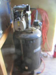 lot 494 image: CENTRAL PNEUMATIC  2.5 HP 125 PSI air compressor...