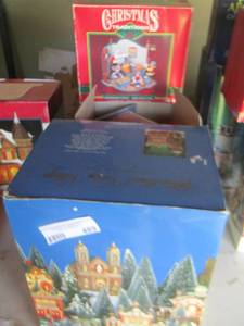 lot 489 image: electric potpourri house and Christmas dcor