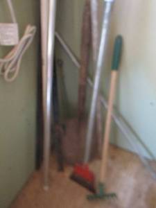 lot 550 image: scrapper and a shovel